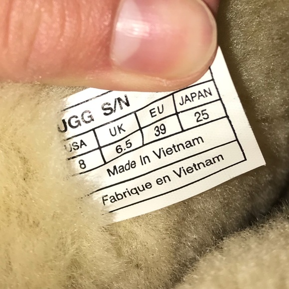 Triple bailey button chestnut colored ugg boots - Picture 5 of 5